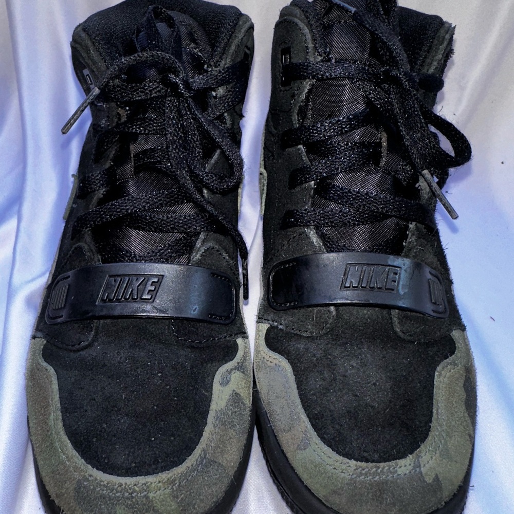 Jordan Men's Black and Green Camouflage Sneakers